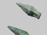 Aeg B 42  Aeg B 42, Sakkarah, nach dem 6. Jahrhundert v. Chr., Zwei dreikantige Pfeilspitzen, Bronze, L 3,0 cm, Dm 1,2 cm : Bestandskatalog Ägypten, Museumsfoto: Claus Cordes